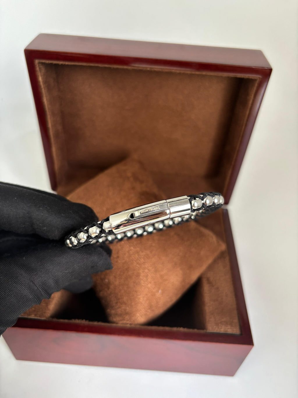 Pulseira Masculina Premium – Aço Prateado com Detalhes Brilhantes e Placa Central