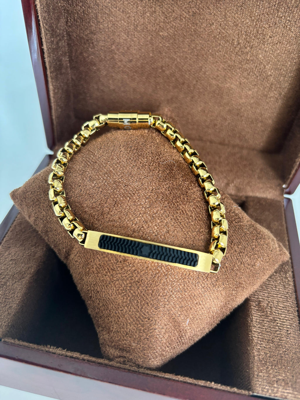 Pulseira Masculina Montblanc Premium – Aço Dourado com Detalhe Central Texturizado