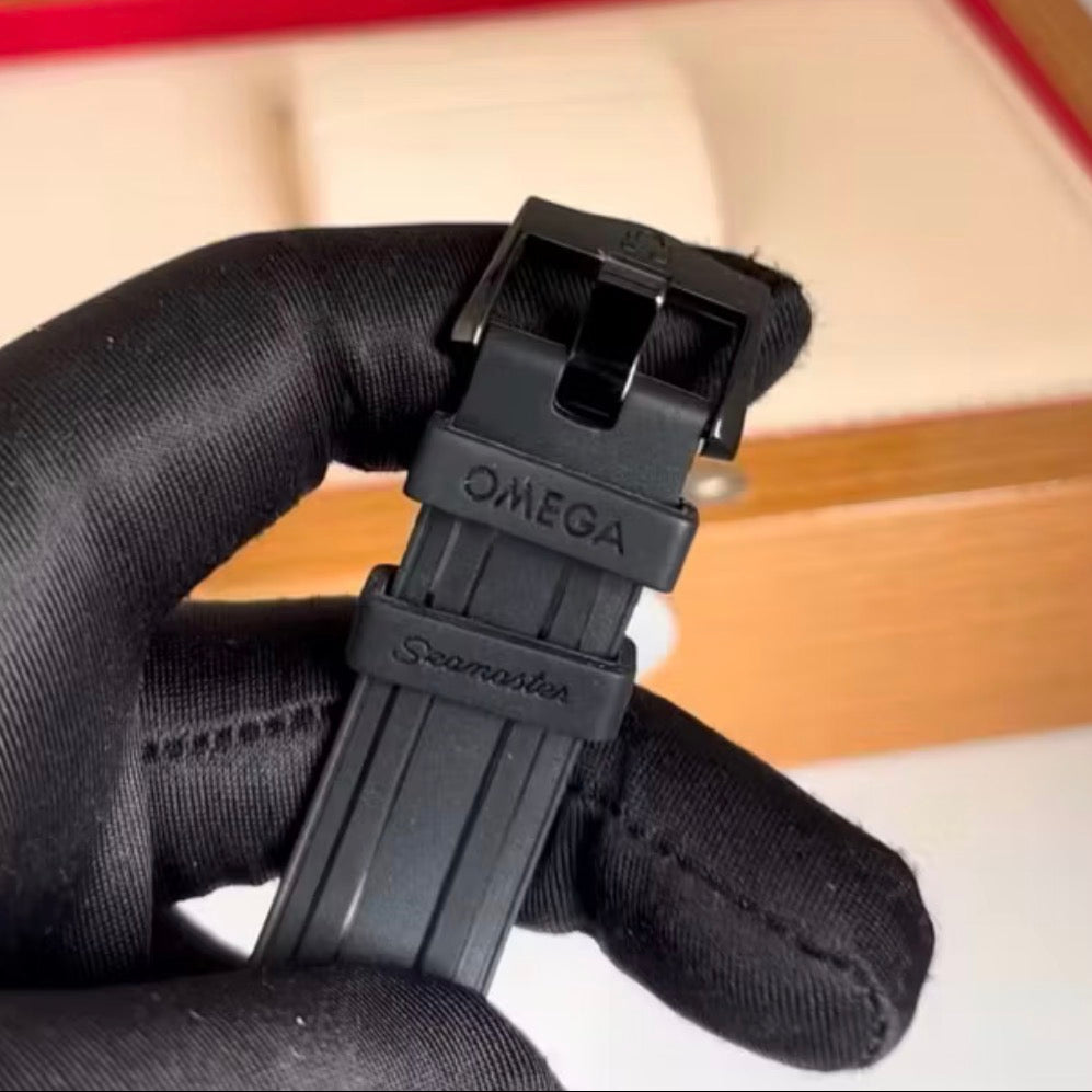 OMEGA - Relogio Masculino - Speedmaster All Black - 42mm - Automático - Fundo Transparente