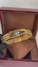 Pulseira Masculina Estilo Montblanc Premium – Elo Duplo Dourado com Placa Central